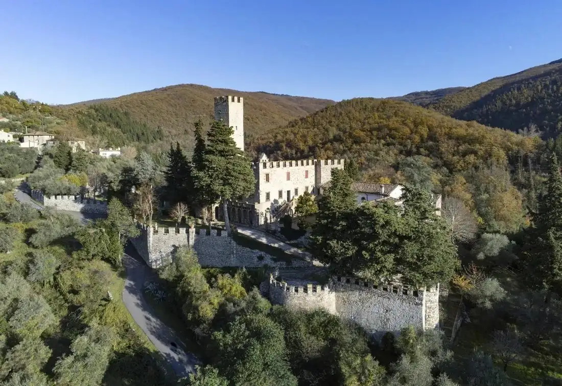 Castle 1500m² in Italy, Croci di Calenzano. Priced at 5094191$ rent photo-1