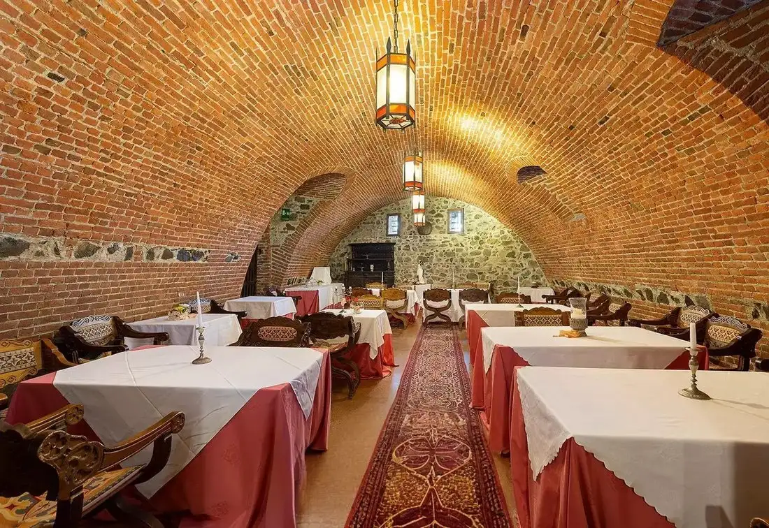 Castle 4500m² in Italy, Pavone Canavese. Priced at 33961277$ rent photo-3