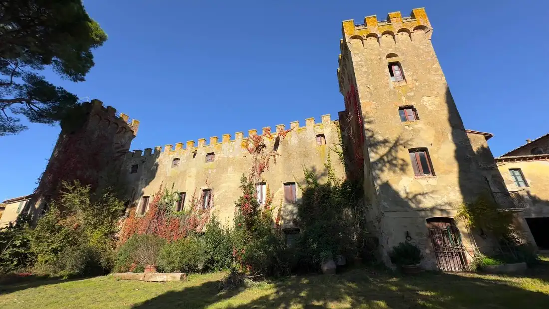 Castle 1000m² in Italy, Monticchiello. Priced at 7131868$ rent photo-3