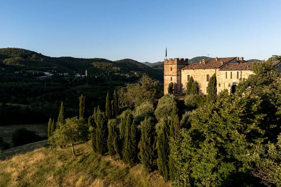 Castle 1600m² in Italy, Vicini-Ravazzoli. Priced at 3905546$ rent photo-2
