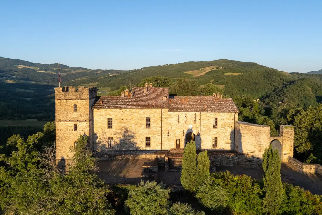 Castle 1600m² in Italy, Vicini-Ravazzoli. Priced at 3905546$ rent photo-3