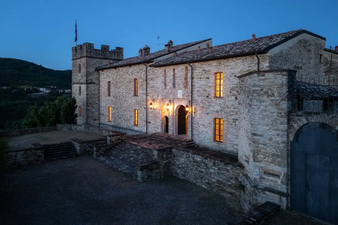 Castle 1600m² in Italy, Vicini-Ravazzoli. Priced at 3905546$ rent photo-4