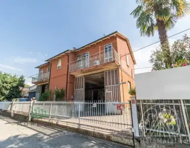 Buy in Italy for 713186$