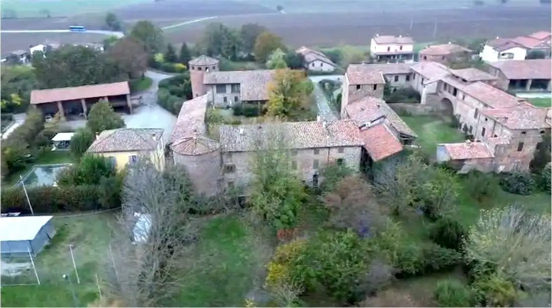 Castle 451m² in Italy, Niviano. Priced at 707526$ rent photo-2