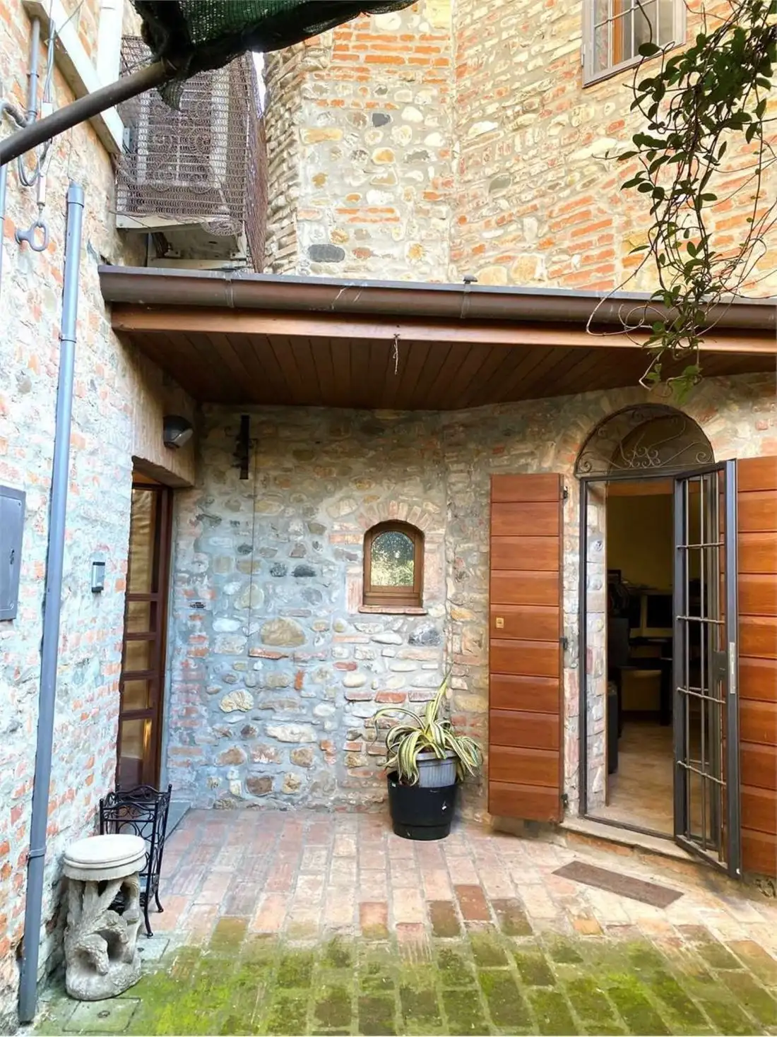 Castle 451m² in Italy, Niviano. Priced at 707526$ rent photo-5