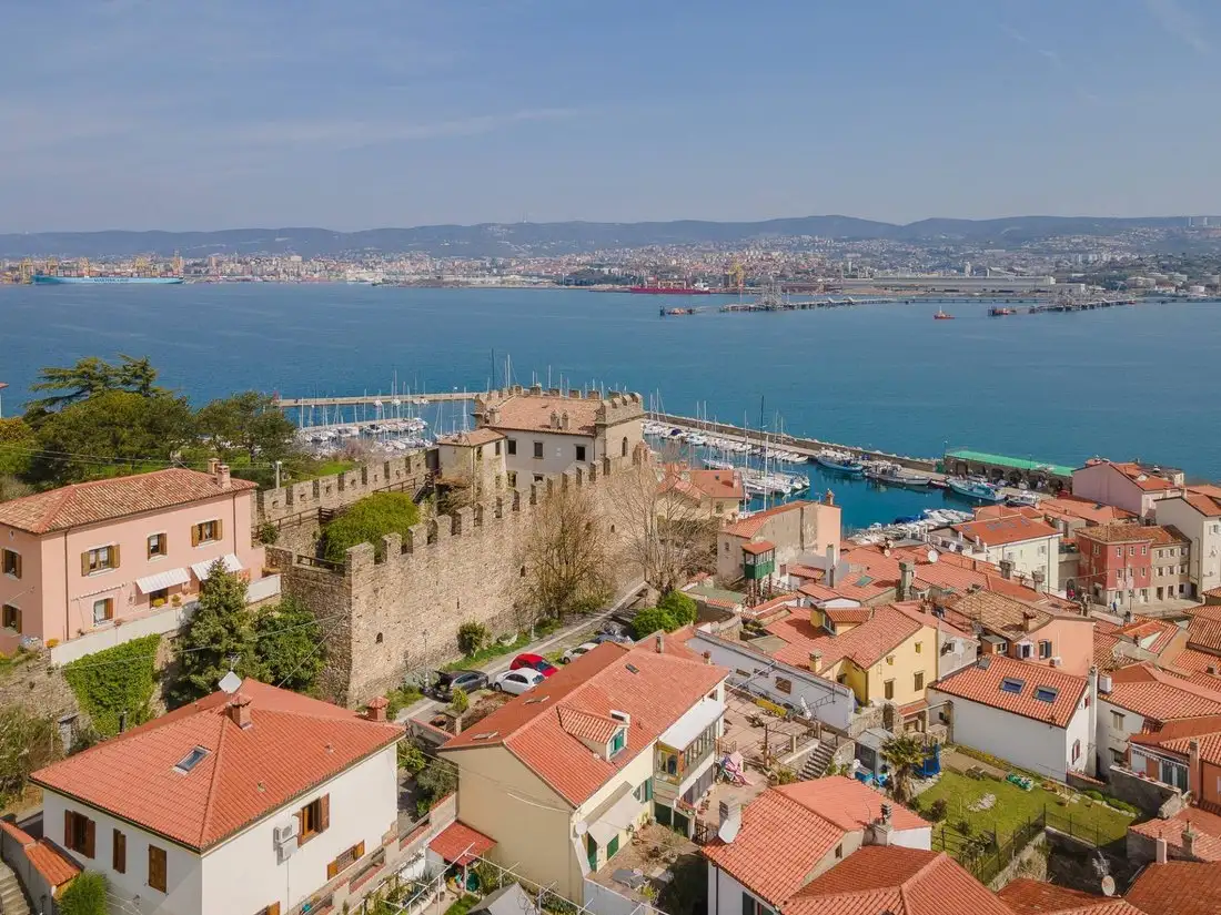 Castle 390m² in Italy, Muggia. Priced at 3962149$ rent photo-4