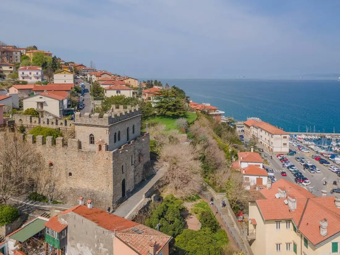 Castle 390m² in Italy, Muggia. Priced at 3962149$ rent photo-5
