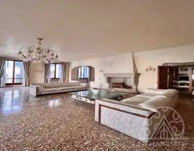 Buy in Italy for 2207483$