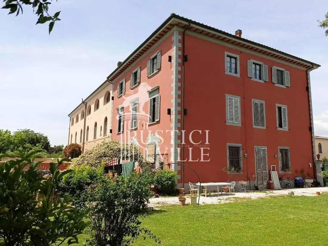 Castle 550m² in Italy, Le Casine. Priced at 673565$ rent photo-1