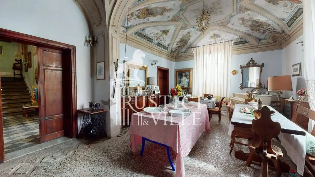 Castle 550m² in Italy, Le Casine. Priced at 673565$ rent photo-2