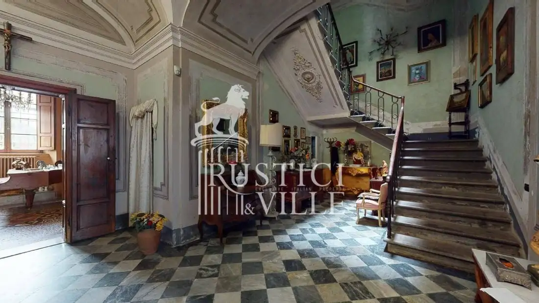 Castle 550m² in Italy, Le Casine. Priced at 673565$ rent photo-3