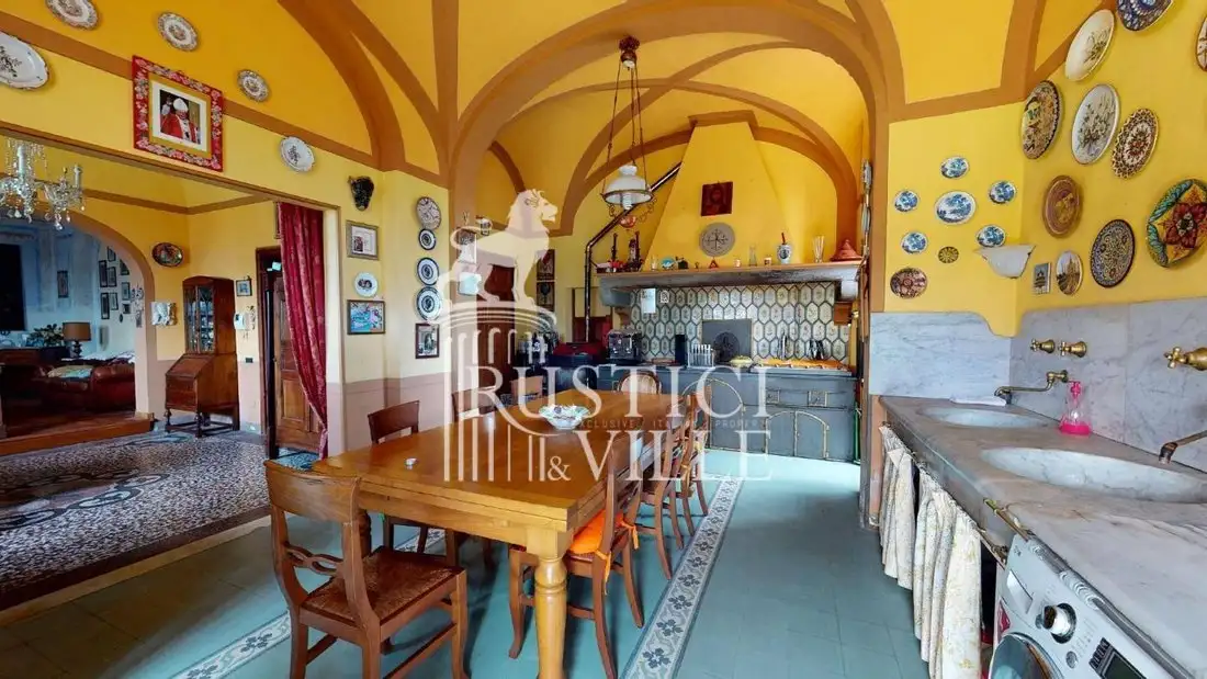 Castle 550m² in Italy, Le Casine. Priced at 673565$ rent photo-5