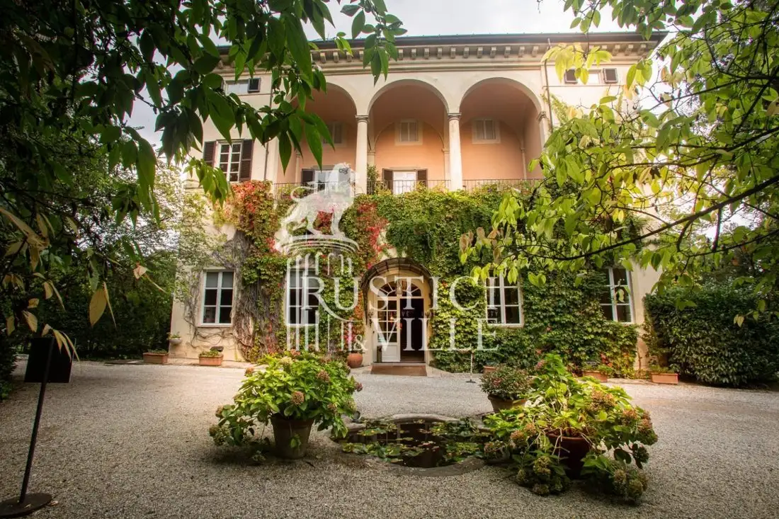 Castle 3400m² in Italy, Lucca. Priced at 5660212$ rent photo-1