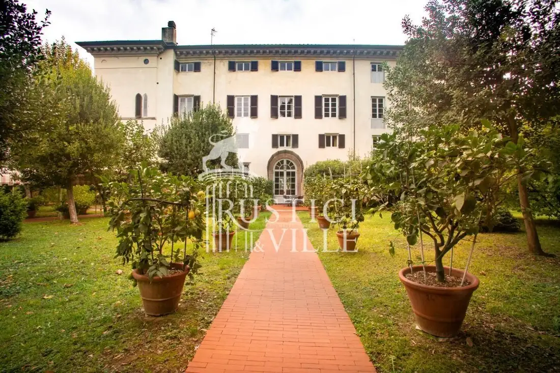 Castle 3400m² in Italy, Lucca. Priced at 5660212$ rent photo-2