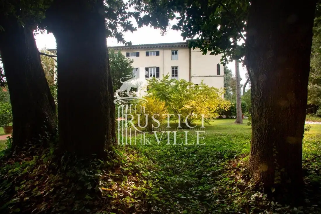 Castle 3400m² in Italy, Lucca. Priced at 5660212$ rent photo-3