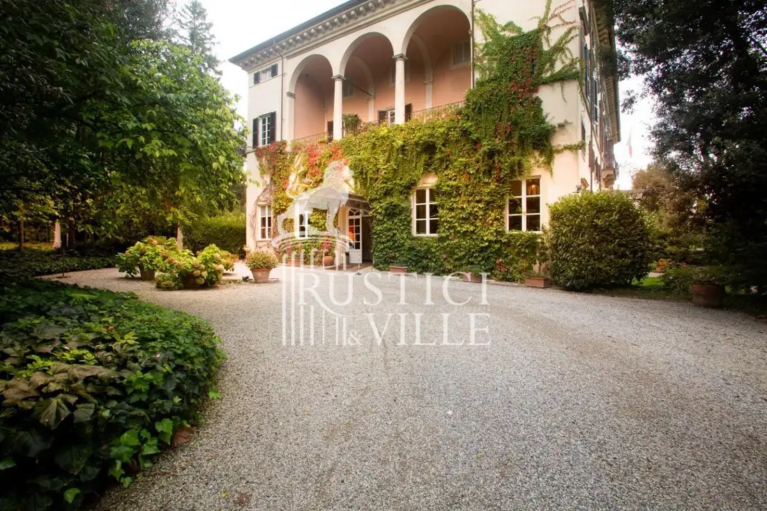 Castle 3400m² in Italy, Lucca. Priced at 5660212$ rent photo-4