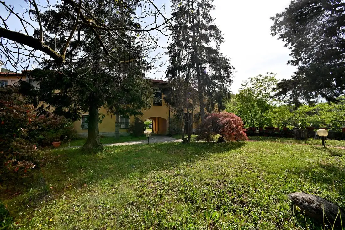 Castle 901m² in Italy, Isola del Cantone. Priced at 735827$ rent photo-3
