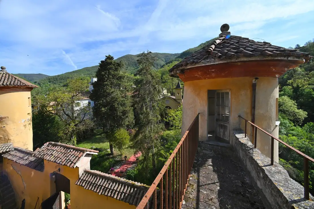 Castle 901m² in Italy, Isola del Cantone. Priced at 735827$ rent photo-4