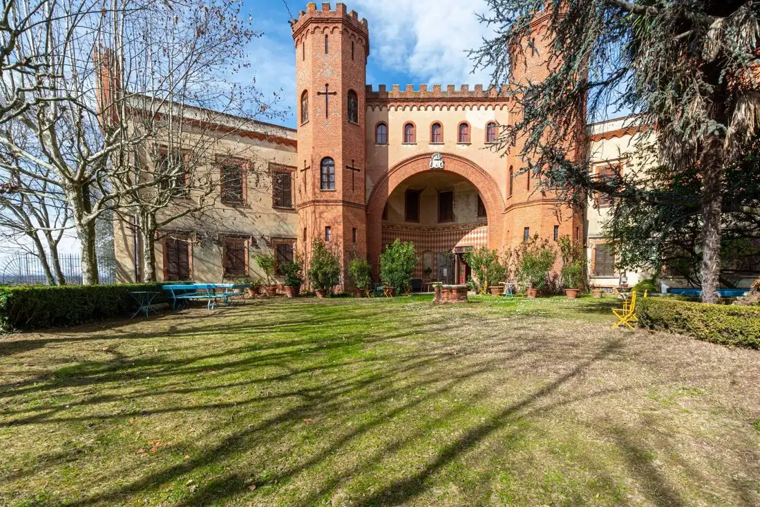 Castle 2089m² in Italy, Baldissero d'Alba. Priced at 1528257$ rent photo-1