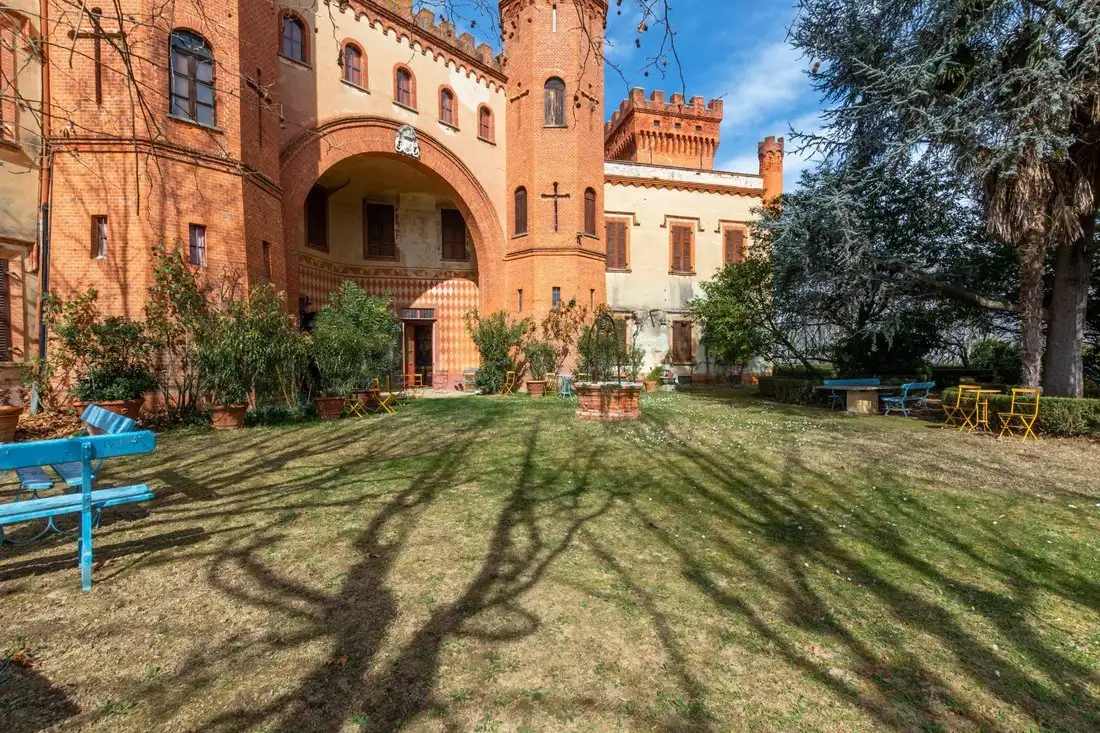 Castle 2089m² in Italy, Baldissero d'Alba. Priced at 1528257$ rent photo-4