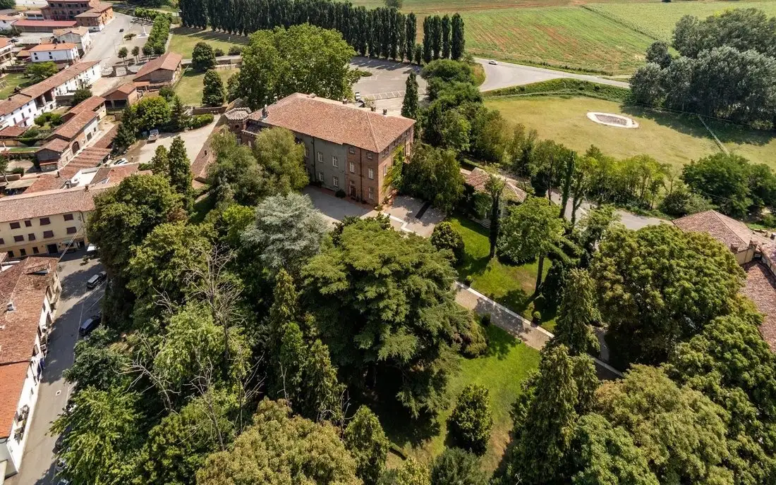 Castle 1700m² in Italy, Alessandria. Priced at 2830106$ rent photo-2