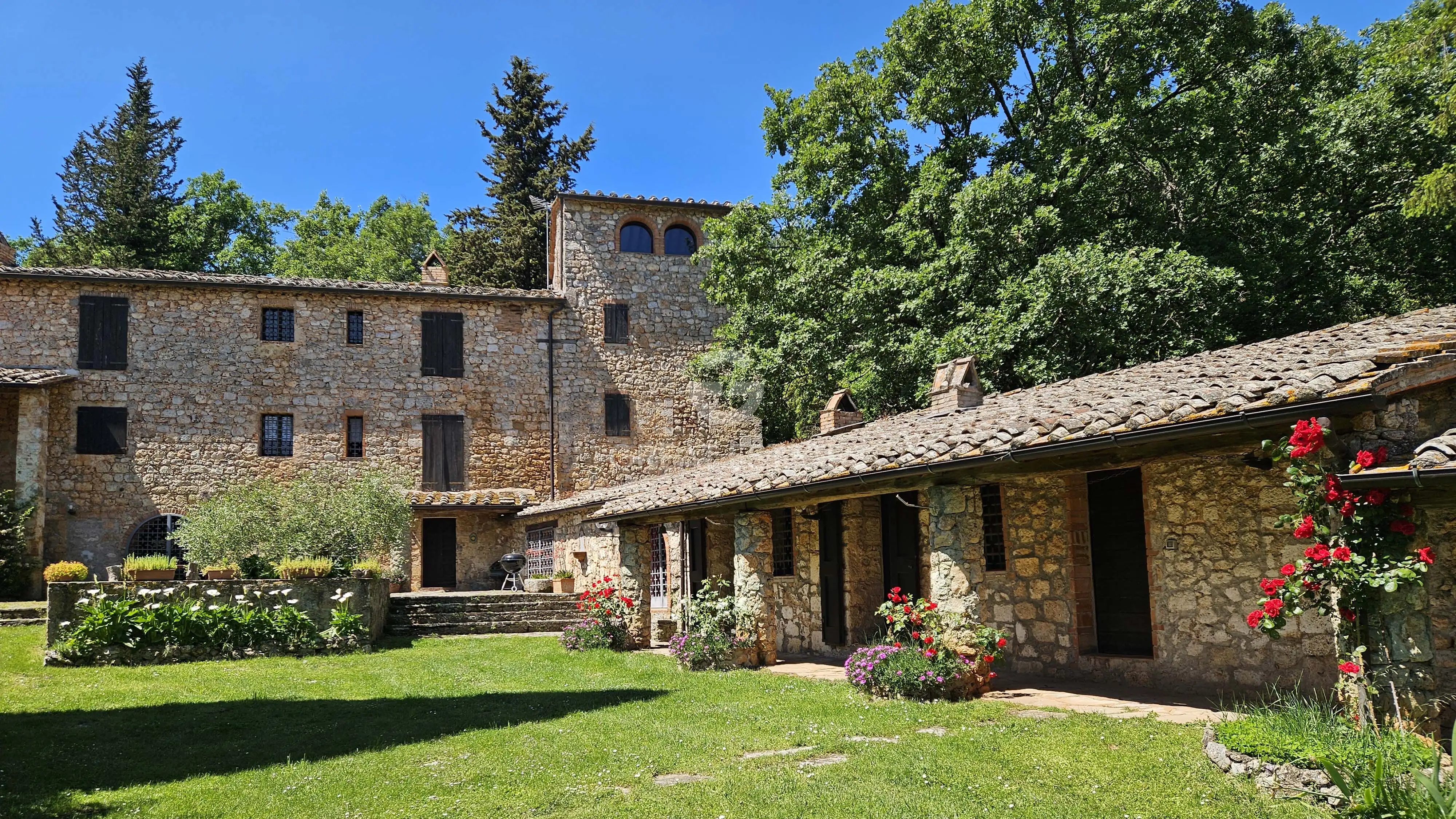 House 1166m² in Italy, Siena. Priced at 2200000€ rent photo-2