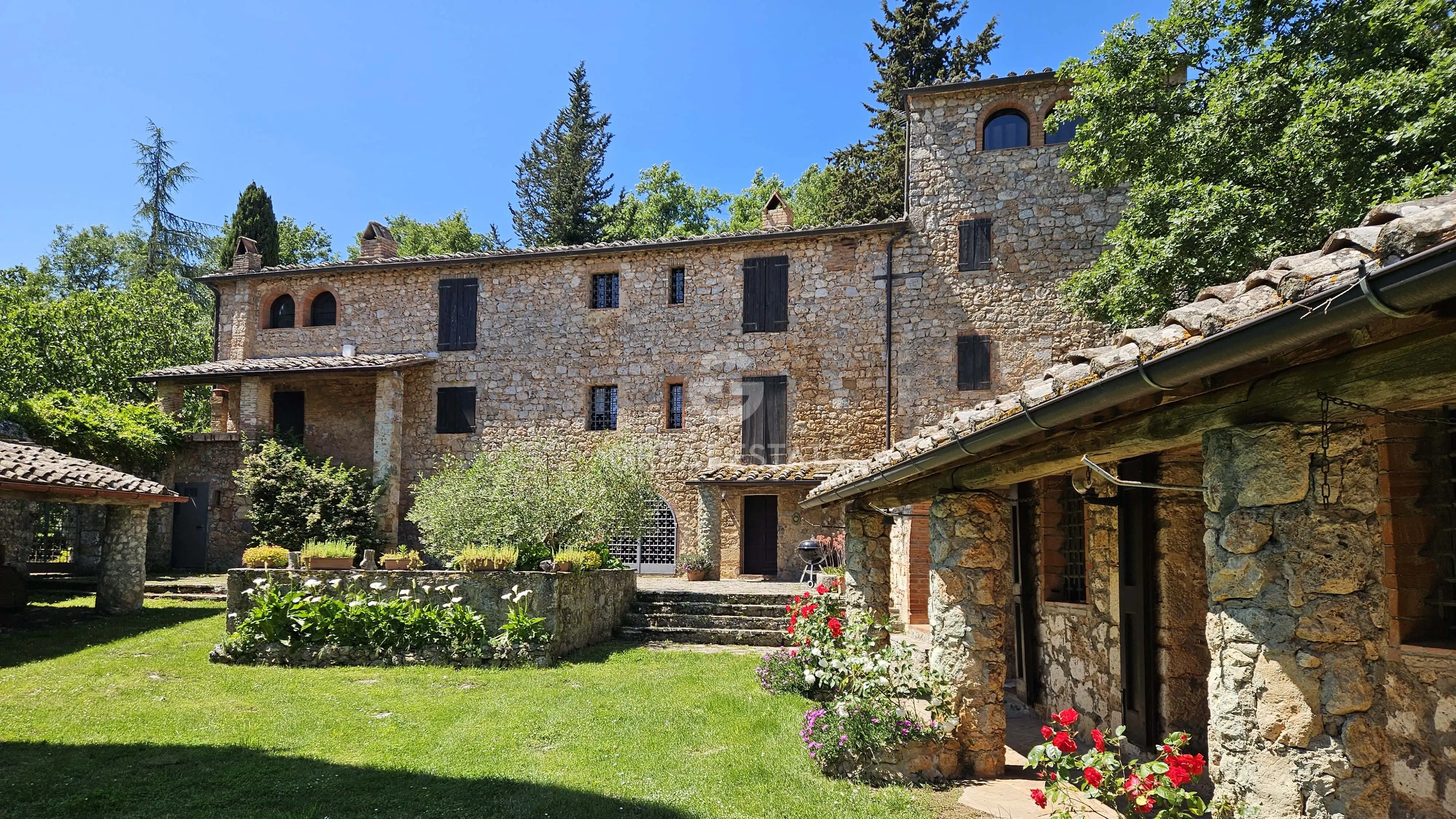 House 1166m² in Italy, Siena. Priced at 2200000€ rent photo-5