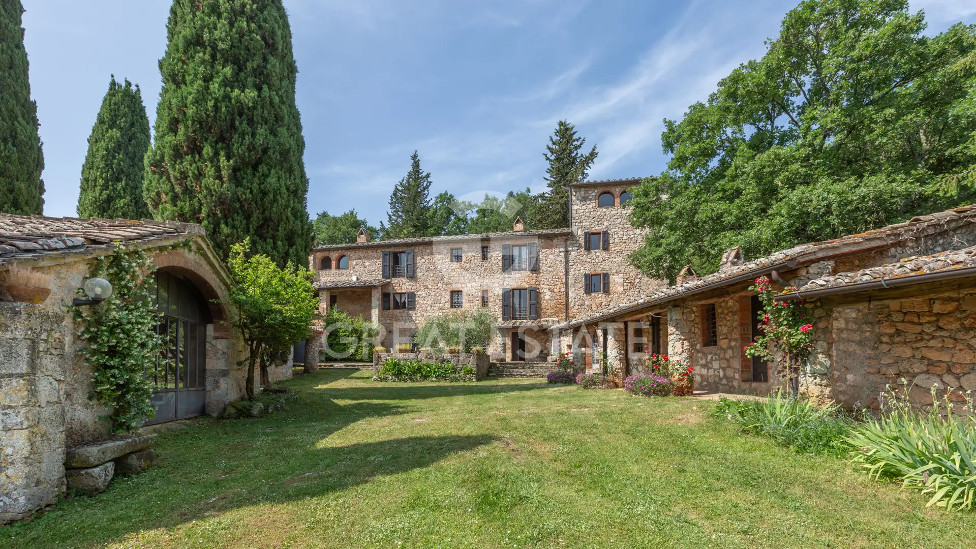 House 1166m² in Italy, Siena. Priced at 2200000€ rent photo-3