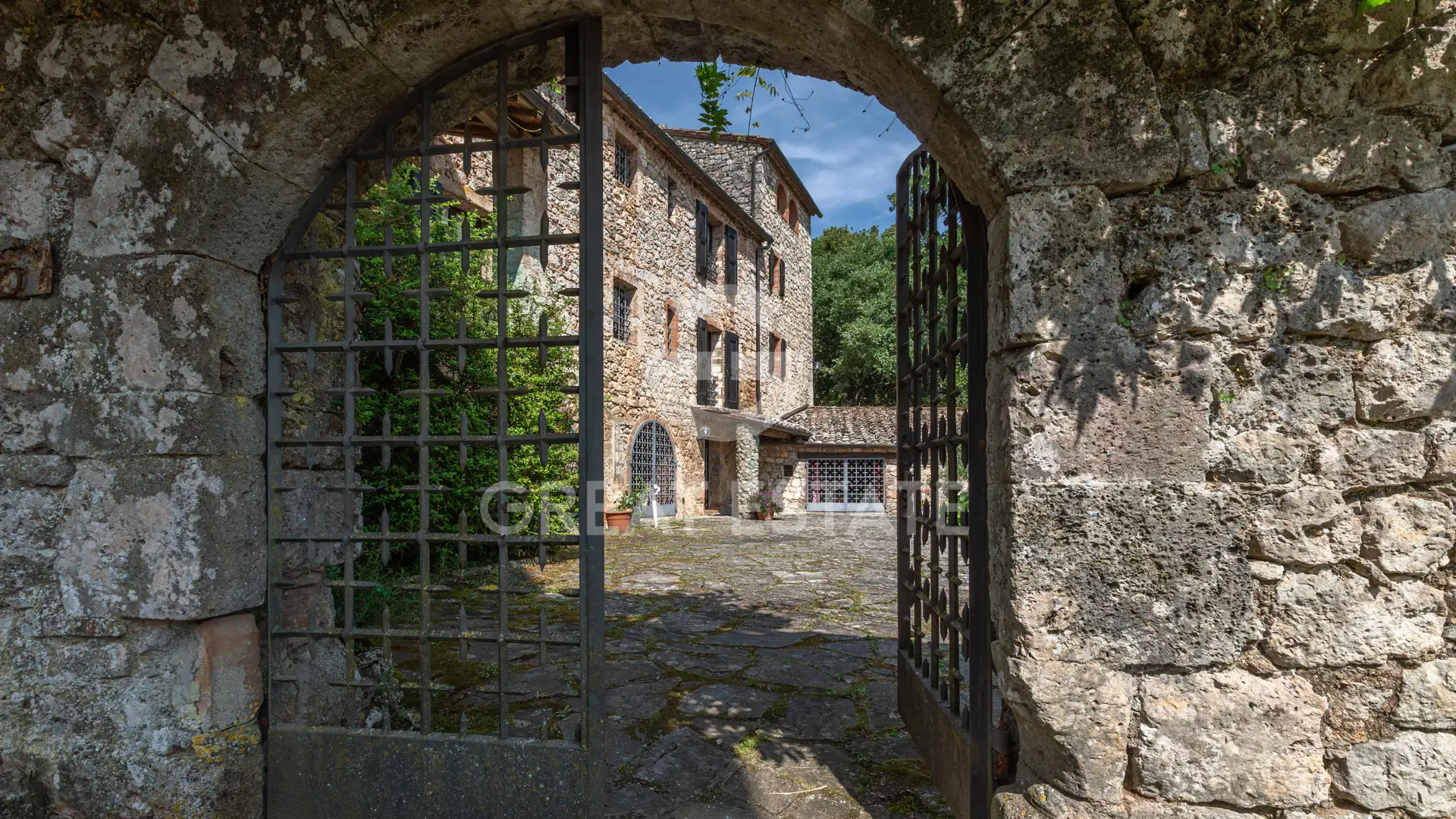 House 1166m² in Italy, Siena. Priced at 2200000€ rent photo-5