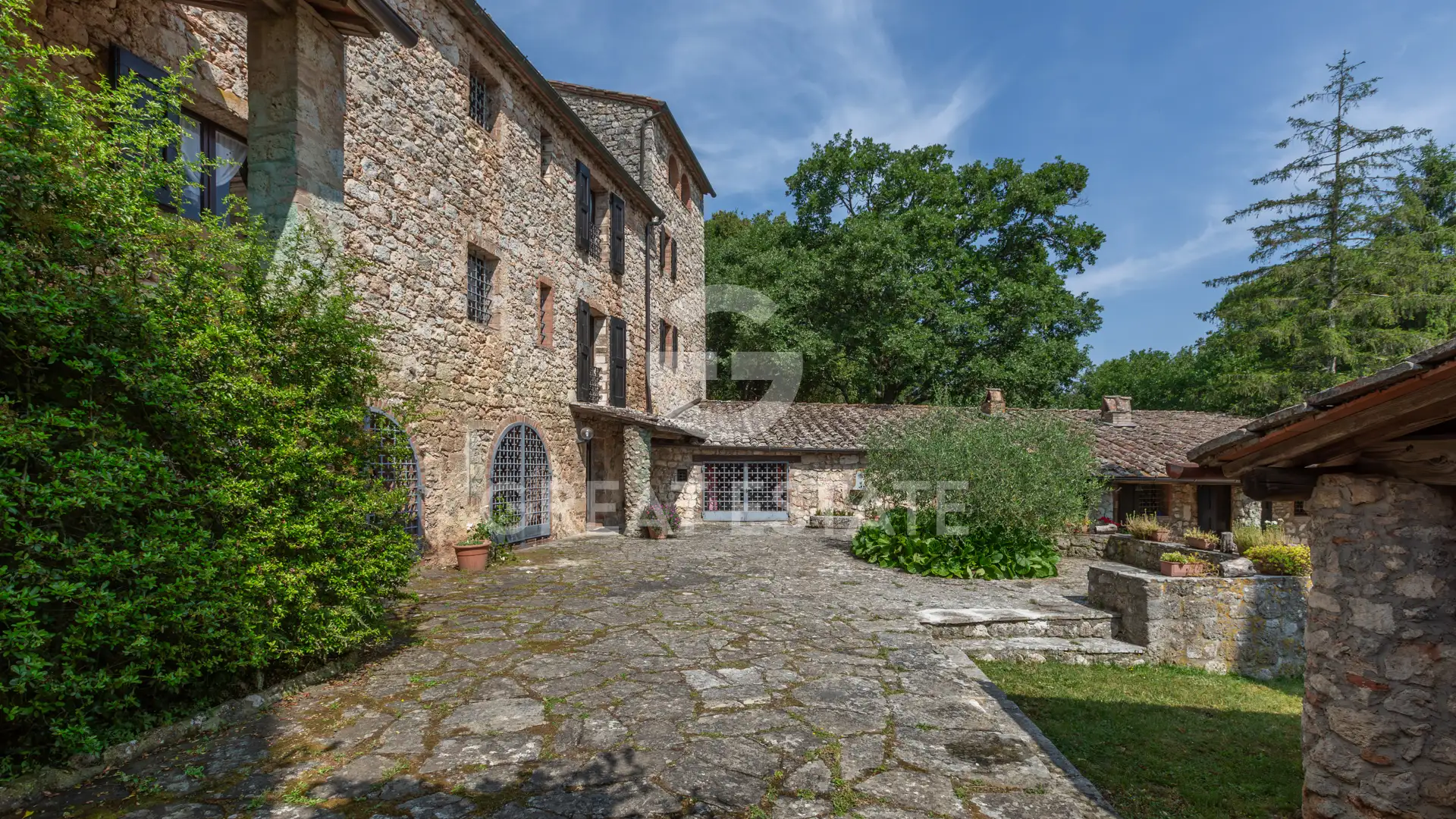 House 1166m² in Italy, Siena. Priced at 2200000€ rent photo-5