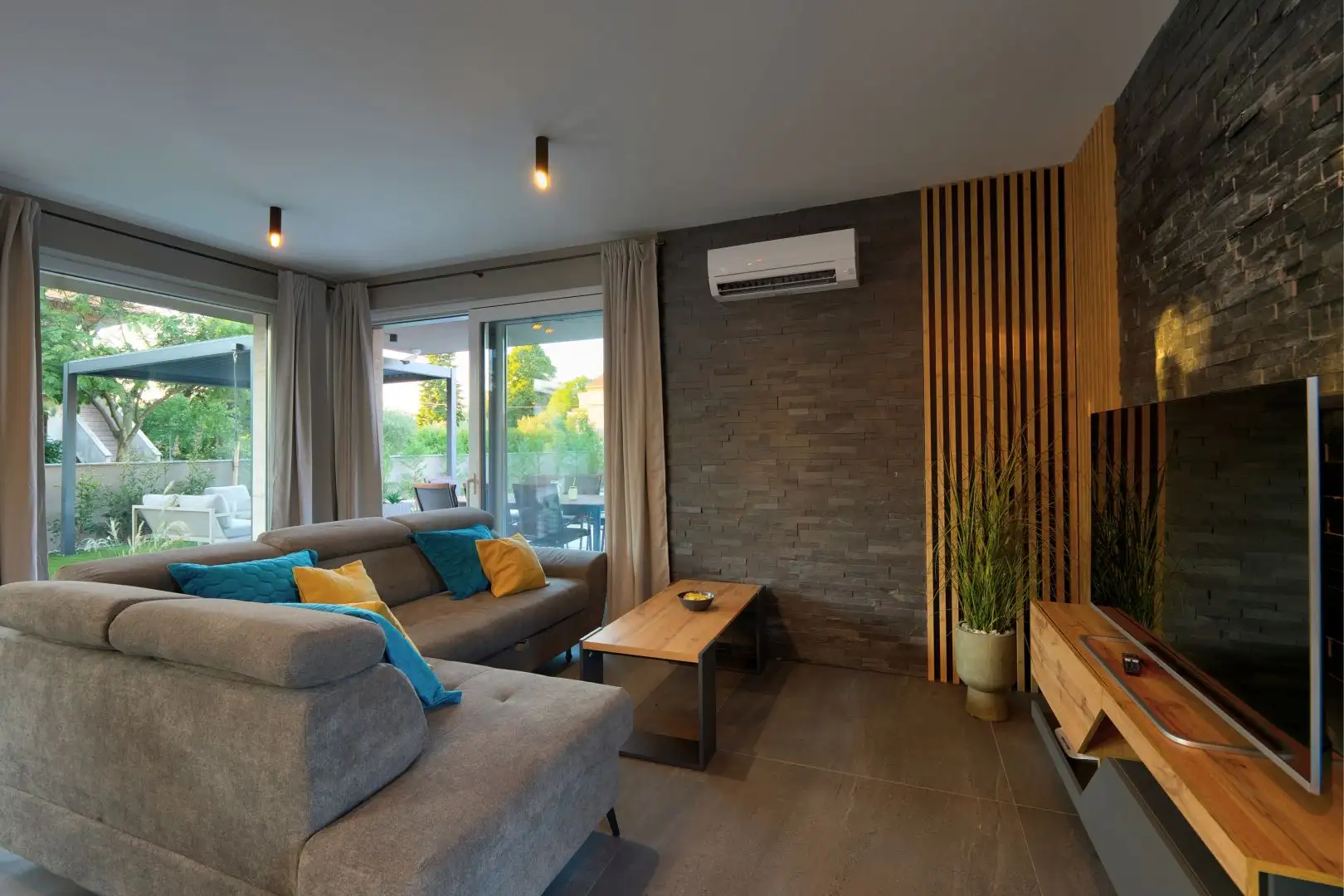 Villa 200m² in Croatia, Loborika. Priced at 635000€ rent photo-14