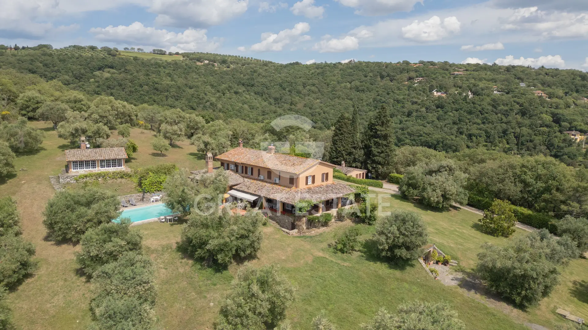 House 691m² in Italy, Perugia. Priced at 1400000€ rent photo-3