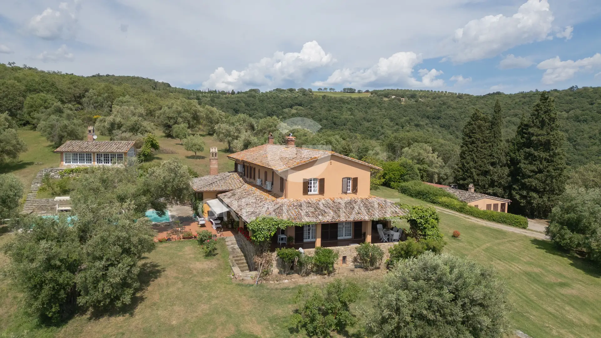 House 691m² in Italy, Perugia. Priced at 1400000€ rent photo-5