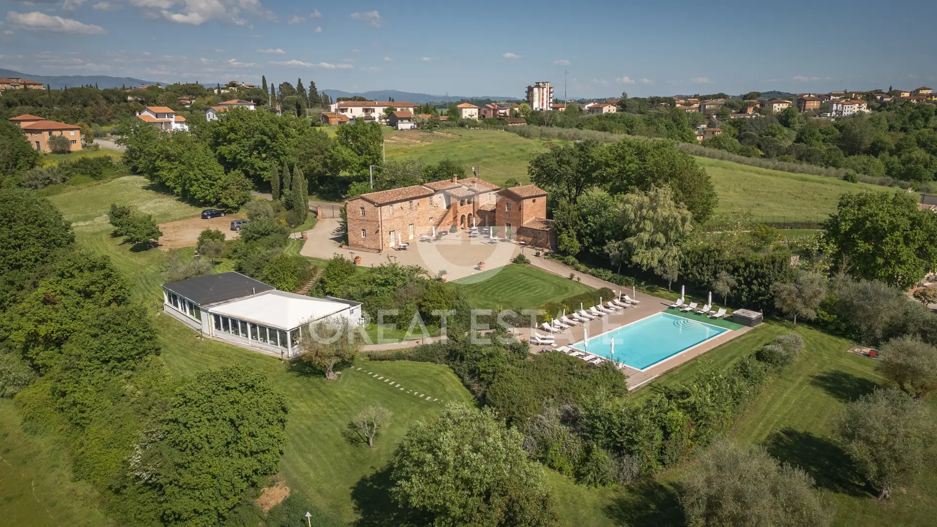 House 738m² in Italy, Arezzo. Priced at 1750000€ rent photo-1
