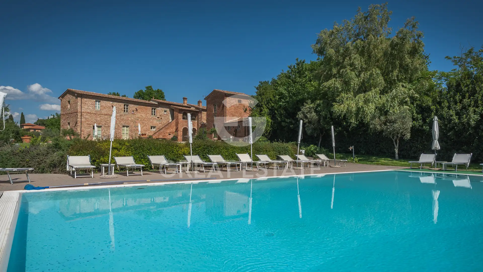 House 738m² in Italy, Arezzo. Priced at 1750000€ rent photo-2