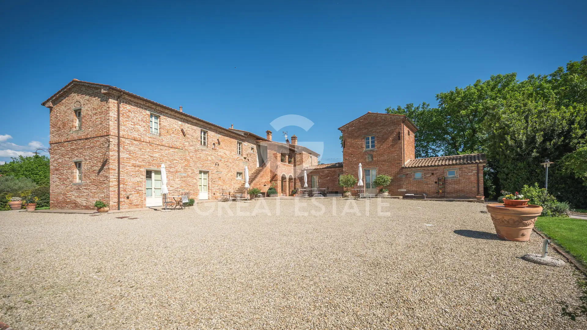 House 738m² in Italy, Arezzo. Priced at 1750000€ rent photo-4