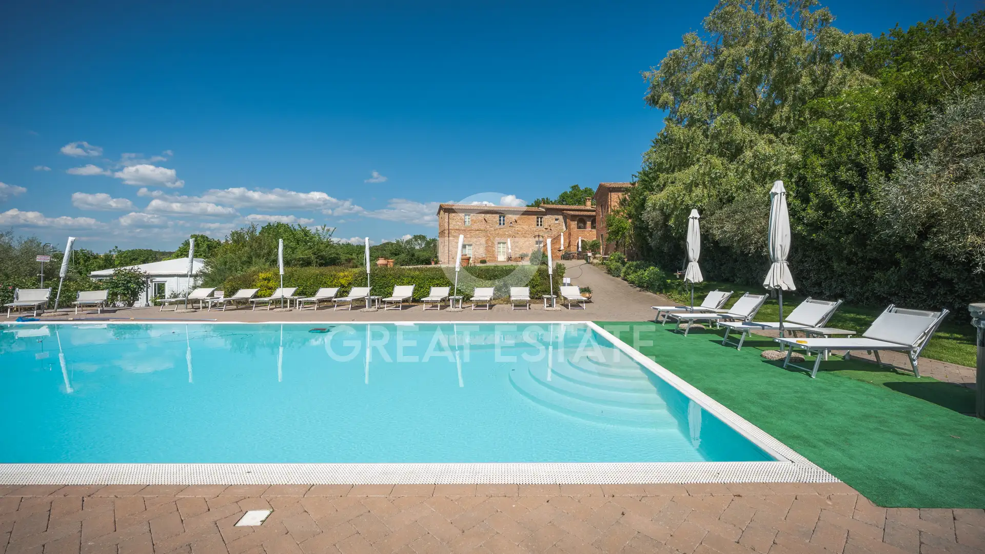 House 738m² in Italy, Arezzo. Priced at 1750000€ rent photo-5