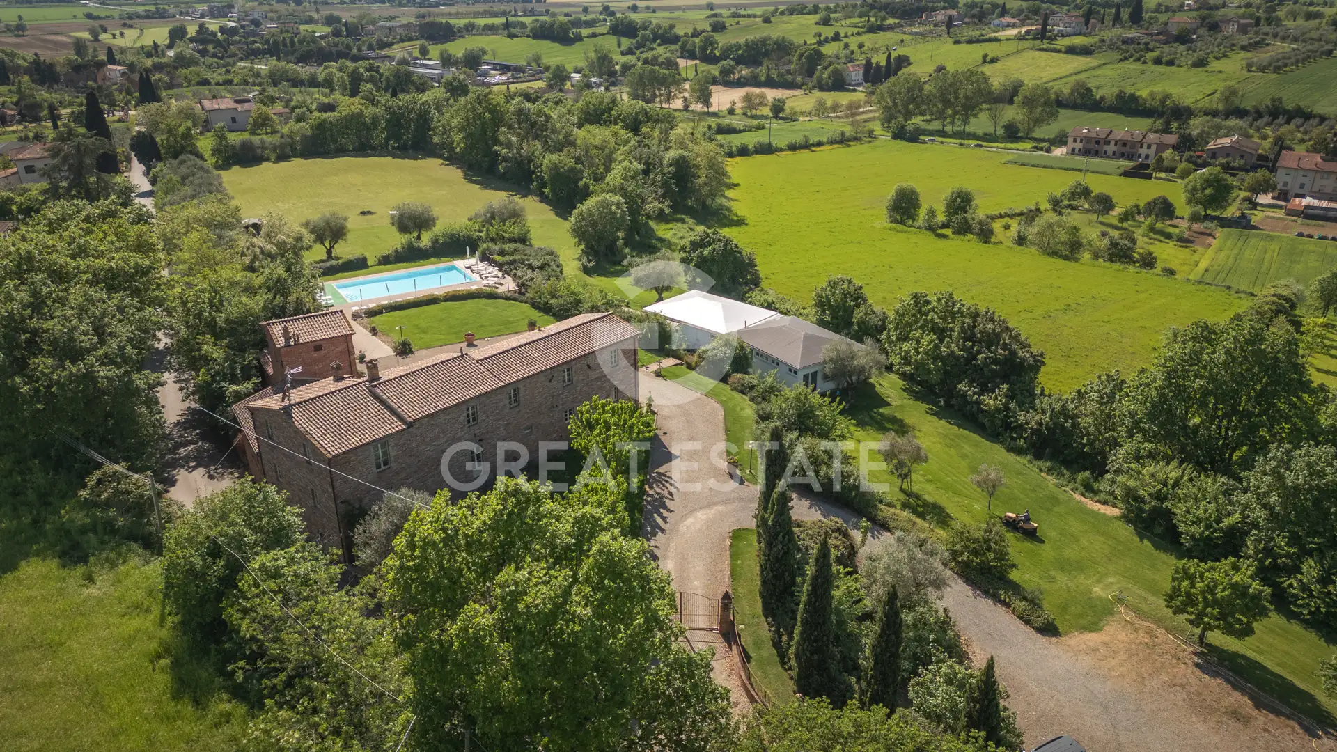 House 738m² in Italy, Arezzo. Priced at 1750000€ rent photo-9