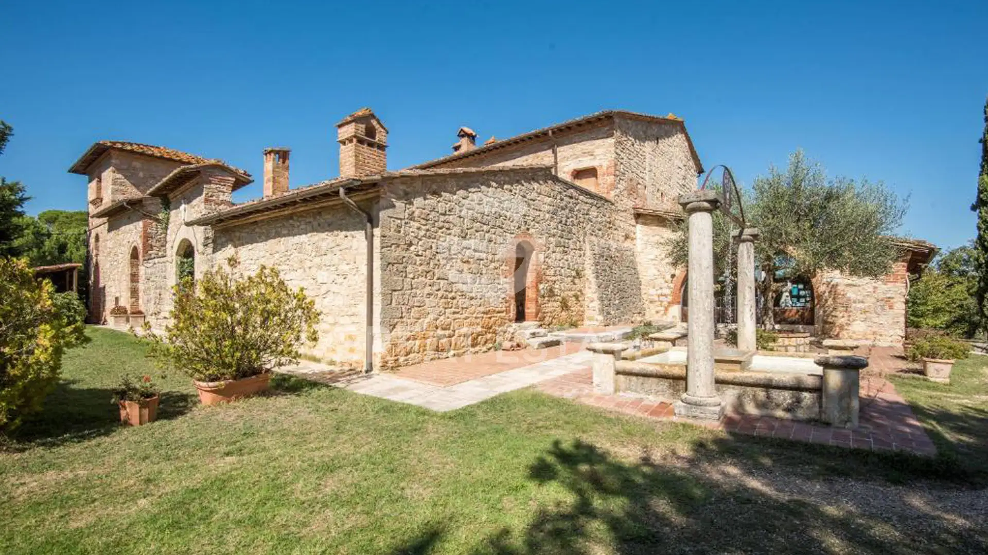 House 1211m² in Italy, Siena. Priced at 2850000€ rent photo-7