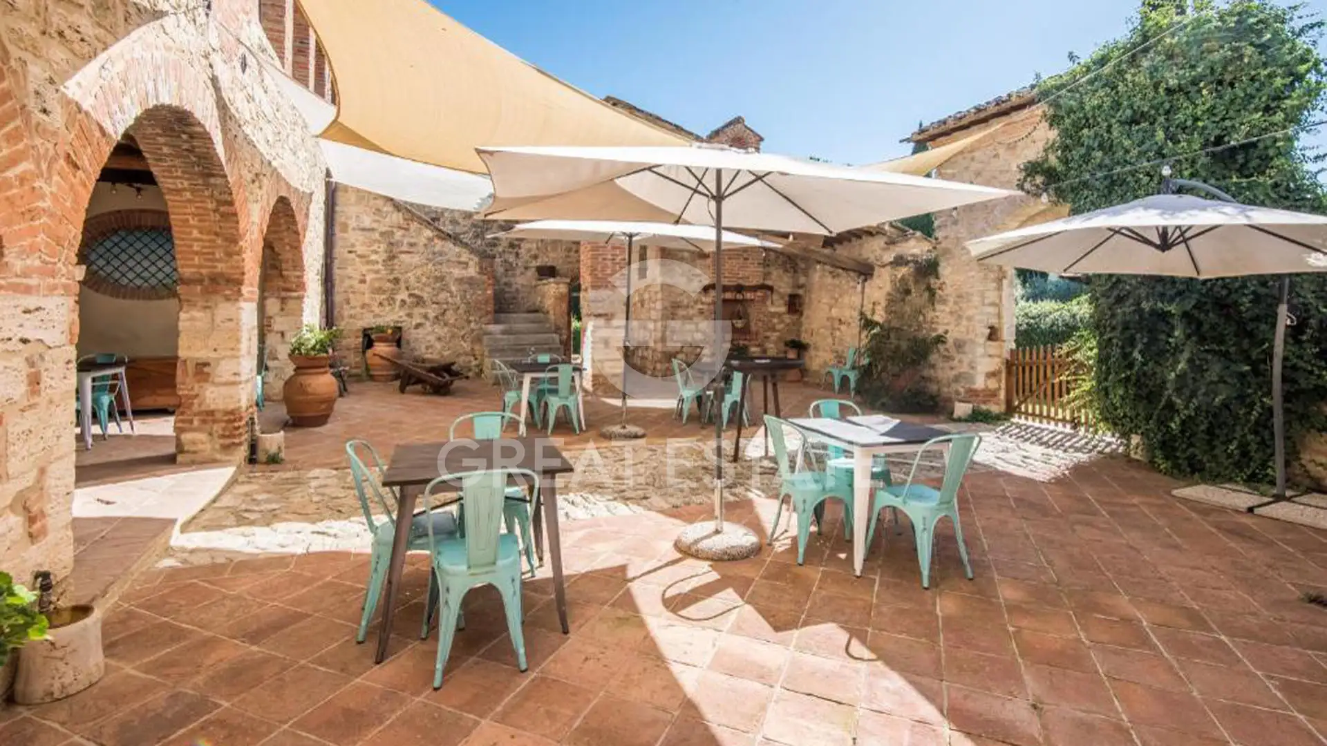 House 1211m² in Italy, Siena. Priced at 2850000€ rent photo-9