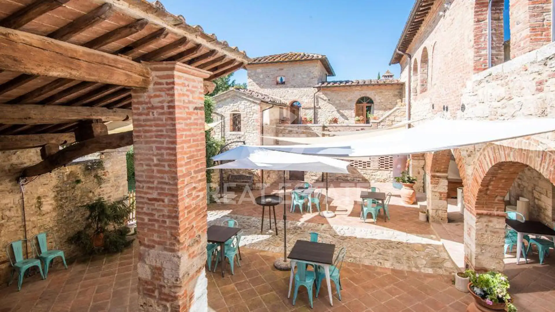 House 1211m² in Italy, Siena. Priced at 2850000€ rent photo-10