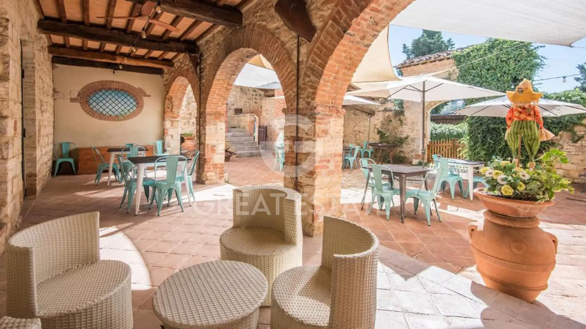 House 1211m² in Italy, Siena. Priced at 2850000€ rent photo-11