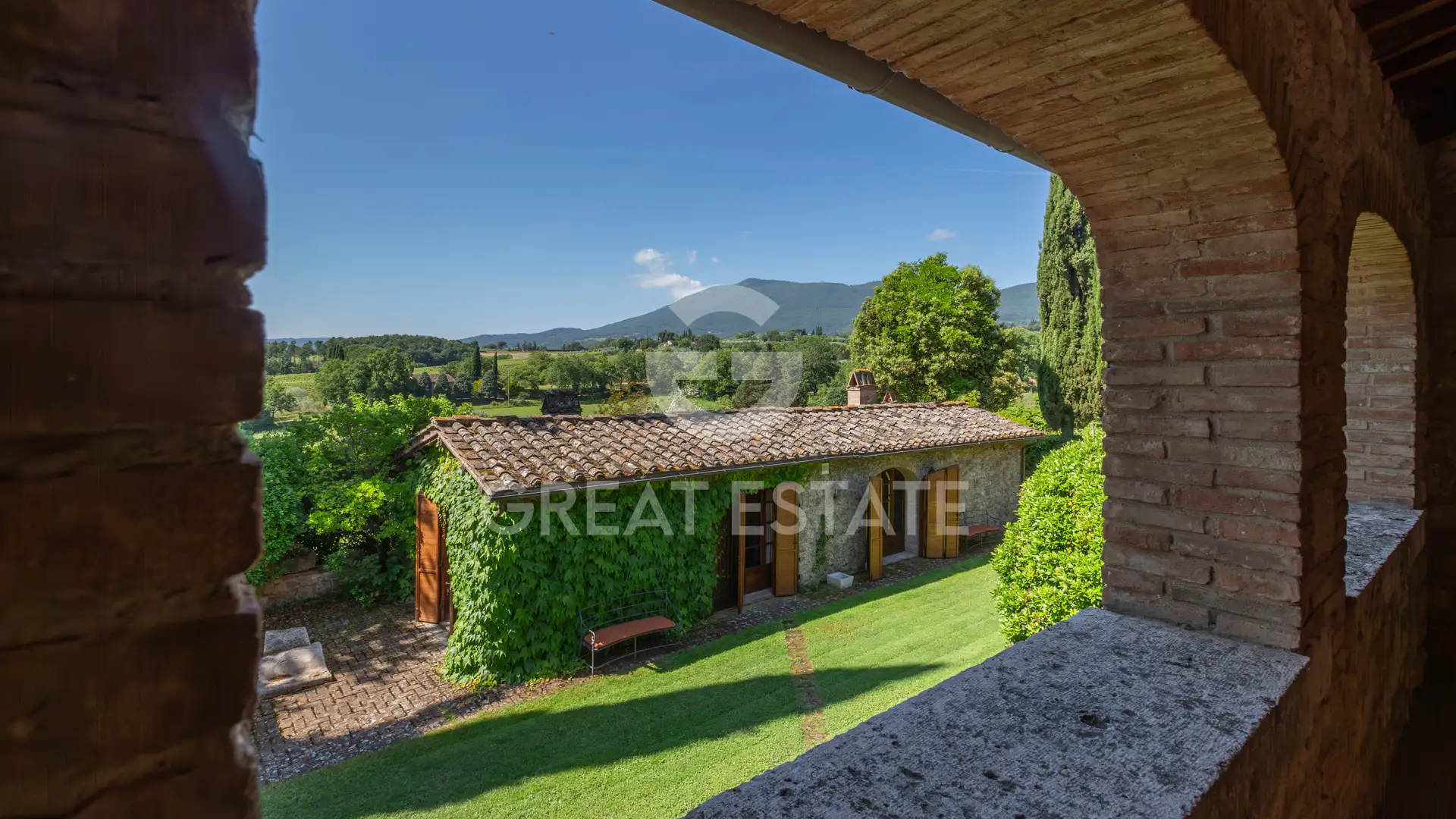 House 825m² in Italy, Siena. Priced at 2225000€ rent photo-6