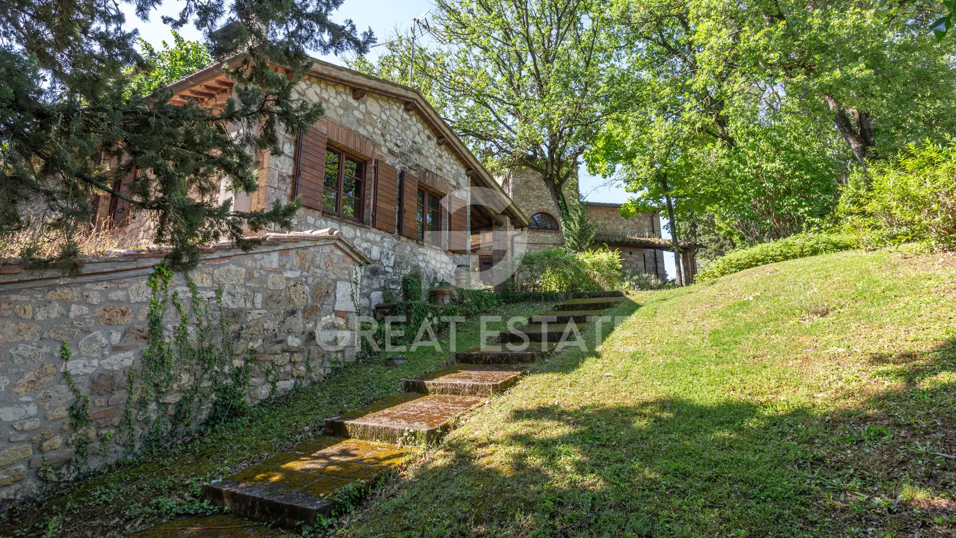House 825m² in Italy, Siena. Priced at 2225000€ rent photo-1