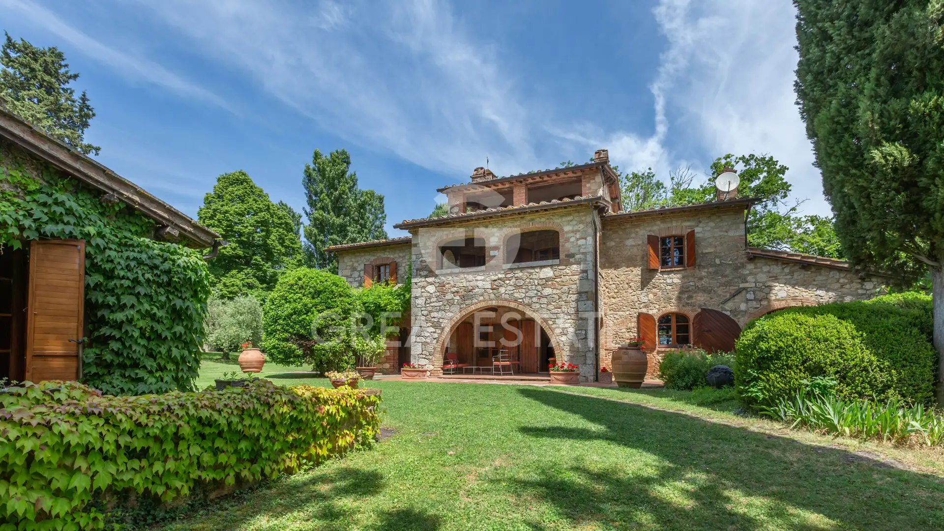 House 825m² in Italy, Siena. Priced at 2225000€ rent photo-13
