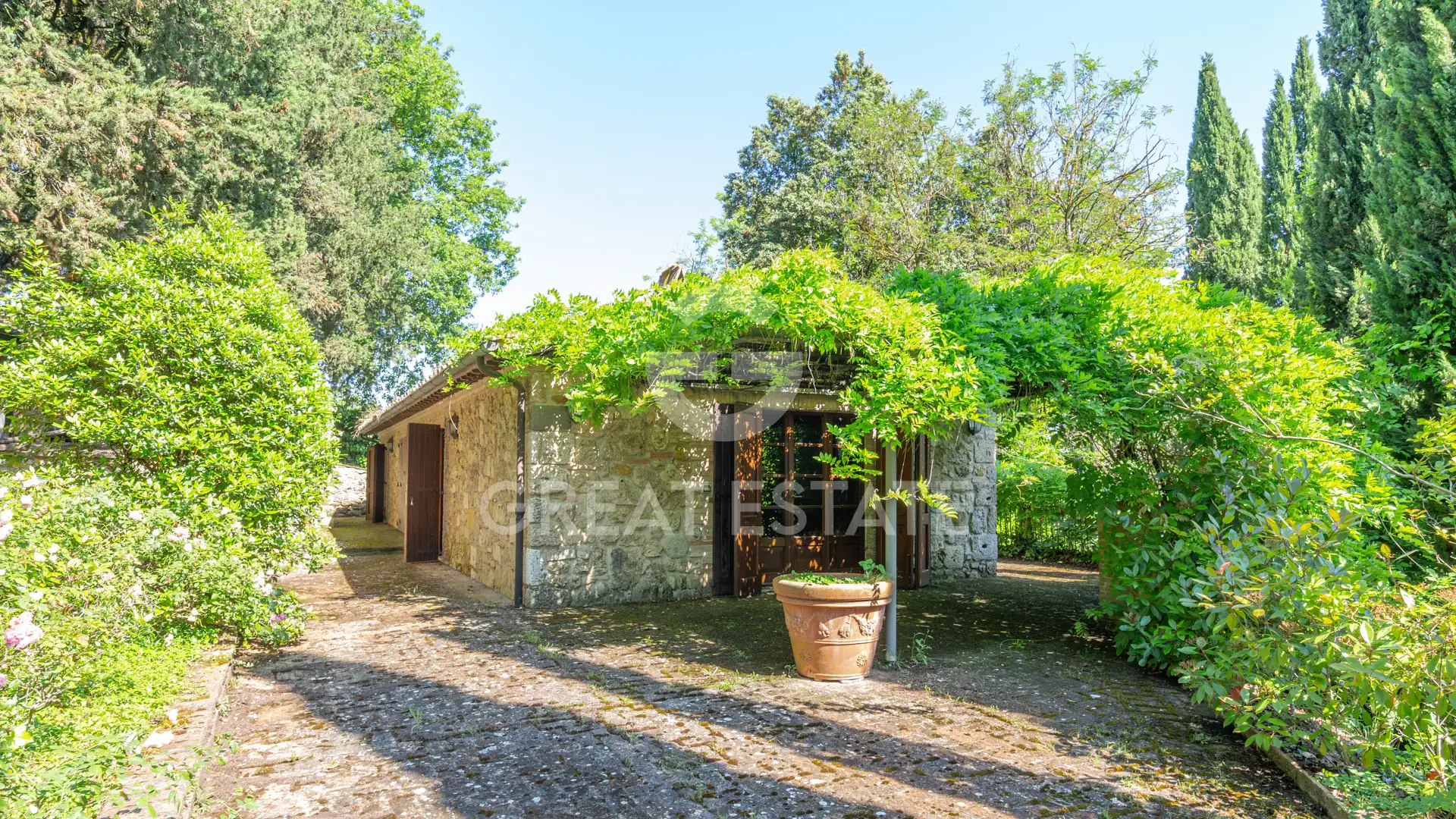 House 825m² in Italy, Siena. Priced at 2225000€ rent photo-15