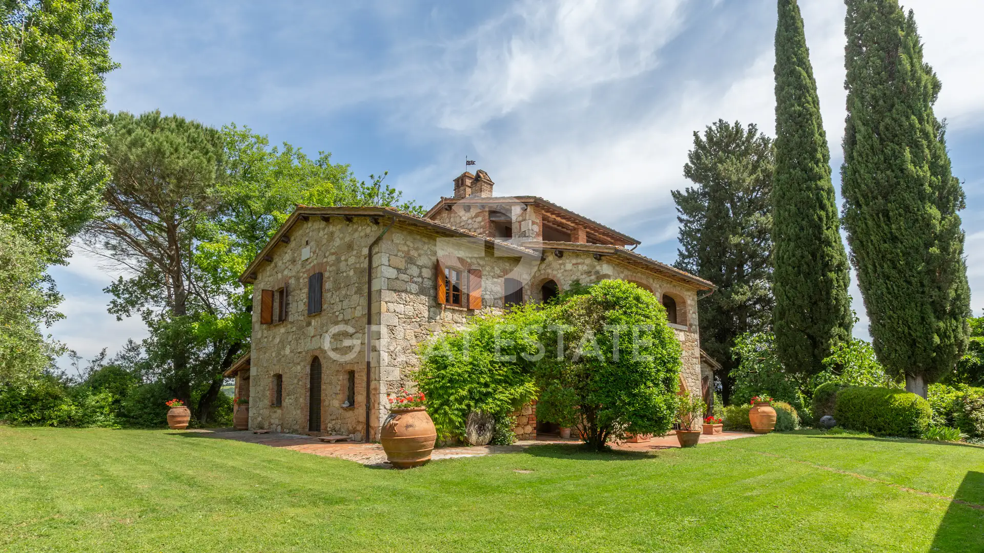 House 825m² in Italy, Siena. Priced at 2225000€ rent photo-3