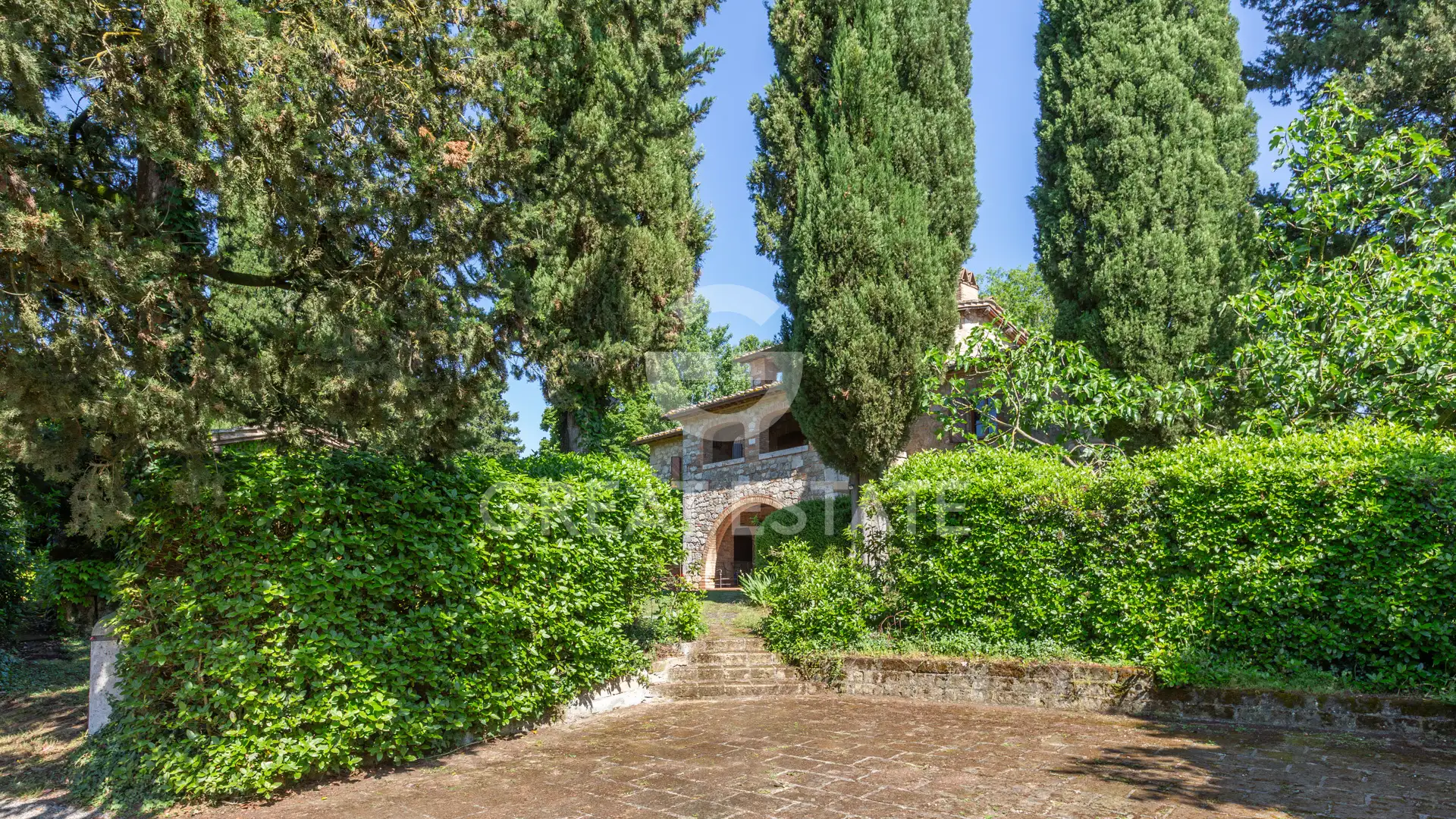 House 825m² in Italy, Siena. Priced at 2225000€ rent photo-2