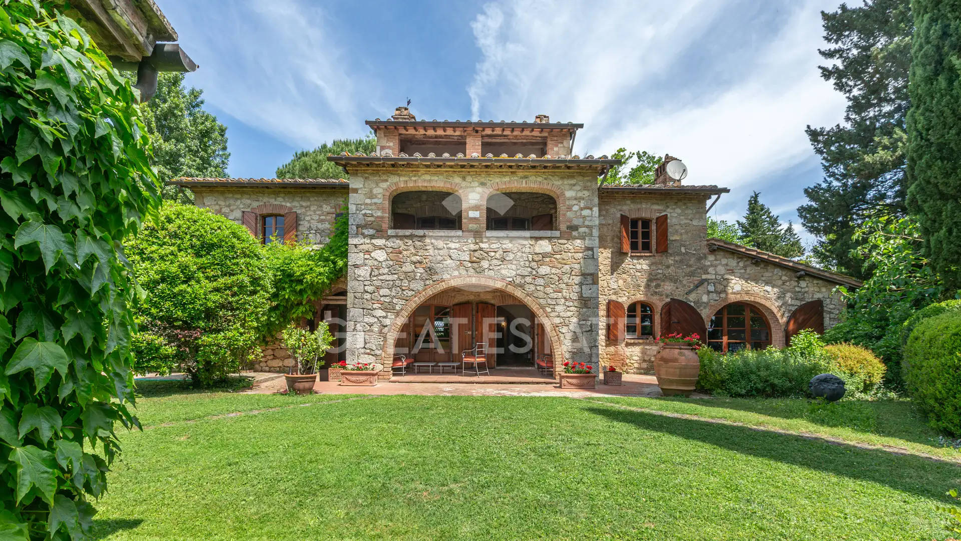 House 825m² in Italy, Siena. Priced at 2225000€ rent photo-10