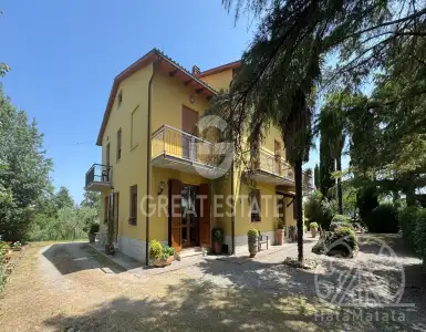 Buy in Italy for 700000€